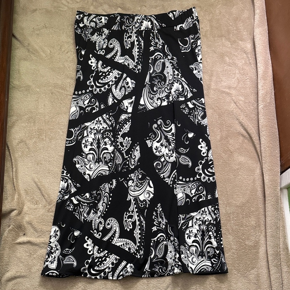 XL - Roz & Ali Black and White Patterned A-Line Skirt